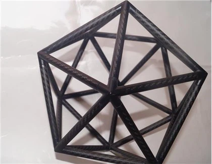 Ročno izdelana dekoracija iz ogljikovih vlaken